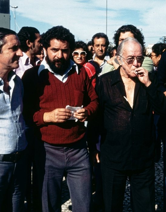 MomentsOfBrPol's tweet photo. Lula e Vinicius de Moraes na Greve do ABC (1979) https://t.co/CAbVoglyzJ