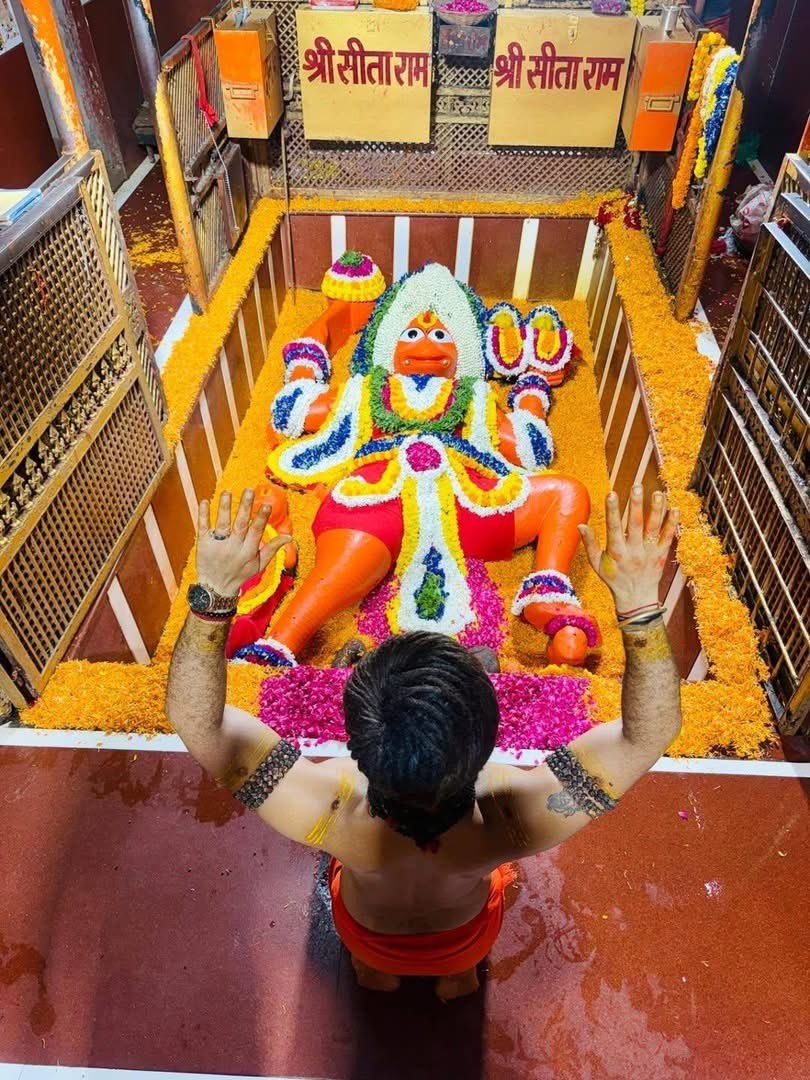 rio10314's tweet photo. *श्री बड़े हनुमानजी महाराज गंगा तट प्रयागराज के मंगला  श्रृंगार आरती दर्शन।* 
*ॐ श्री हनुमते नमः*🙏💐 https://t.co/bD1HlpmXT6