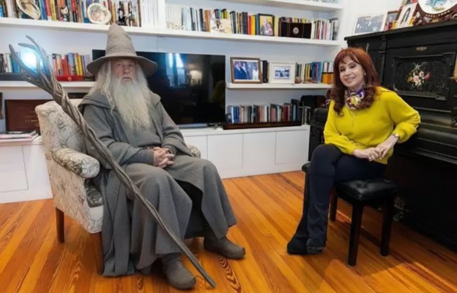 nataliavolosin's tweet photo. Le he pedido a Gandalf que encabece la fórmula que integraremos juntos. https://t.co/lAJQ3oYRef