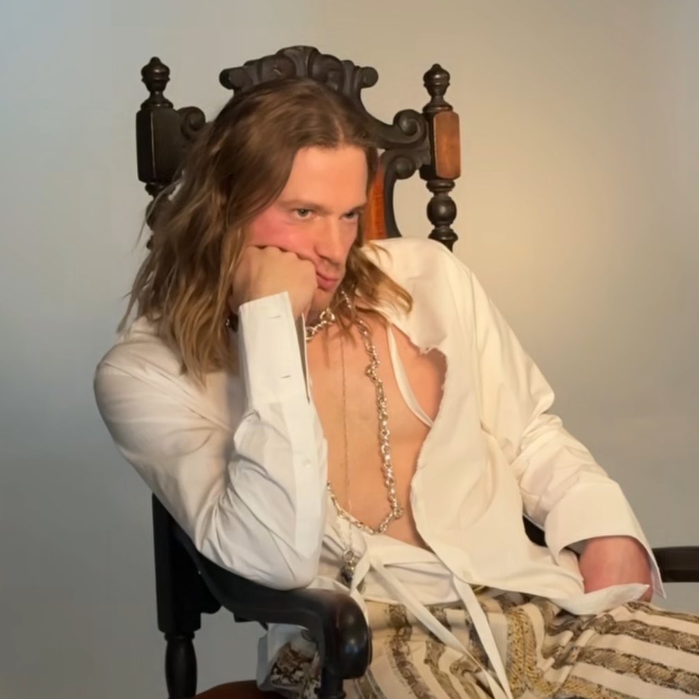 loustatarchives's tweet photo. 📸 taken by Louis behind the scenes of a The Vampire Lestat shoot. https://t.co/lqXBLyuX97