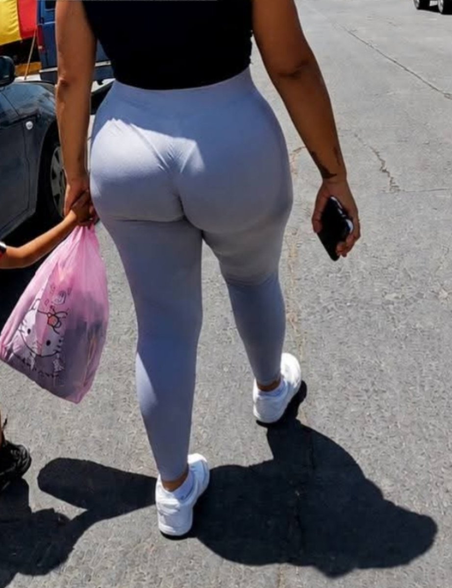 esposasynov1as's tweet photo. Esta es una de las mejores milfs que me he topado en la calle y sabe que tiene buen culo porque se lo chulie y se sonrio y me dio las gracias para nada molesta https://t.co/JPOm32dUSm