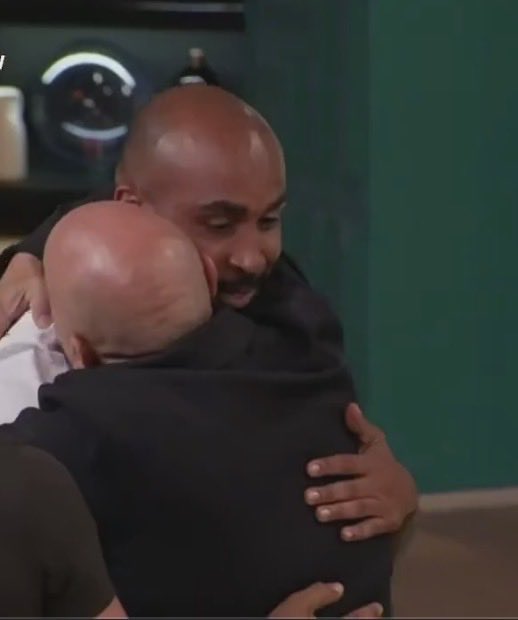 marggie851's tweet photo. Las fanáticas atacadas e insultando a Caramelo y al final se abrazan. Ya ven muchos quedan 🤡#TopChefVIP5 https://t.co/YpM8MC8OAZ