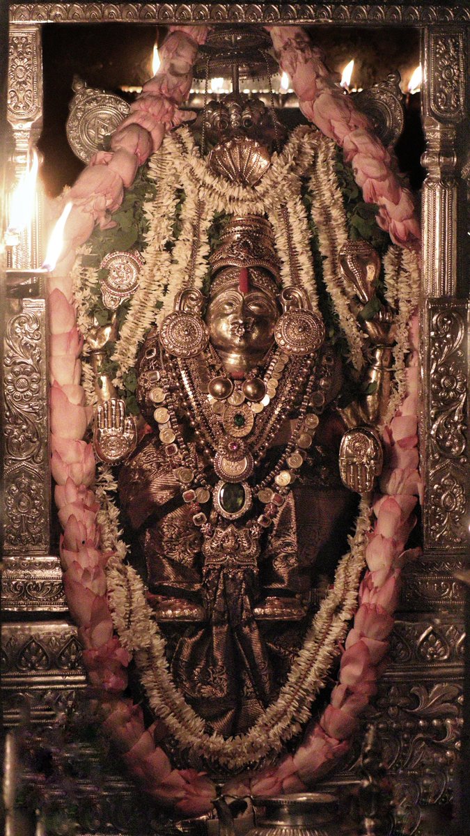 KateeluOfficial's tweet photo. ಕಟೀಲು ಶ್ರೀ ದುರ್ಗಾಪರಮೇಶ್ವರಿ ಅಮ್ಮನವರು ಇಂದು ಮಂಗಳವಾರ  (ದಿನಾಂಕ 18 ಆಗಸ್ಟ್ 2026)  ಬೆಳಗಿನ ವಿಶೇಷ ಪುಷ್ಪಾಲಂಕಾರದಲ್ಲಿ, ಸ್ವರ್ಣಾಭರಣದಿಂದ ಕಂಗೊಳಿಸುತ್ತಿರುವ ಮಲ್ಲಿಗೆ ಪ್ರಿಯೆ ಭ್ರಾಮರೀ

Kateel Shri Durgaparameshwari amma in today's special alankara. 

#Kateel #Durgaparameshwari #KateeluOfficial https://t.co/P2g5XplF5u