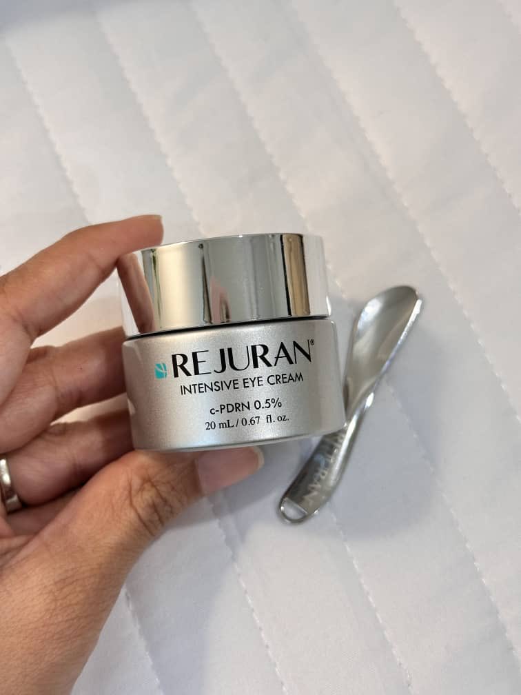 itslilykamal's tweet photo. Girlss kalau bawah mata dah mula nampak KEDUT + HITAM jangan biarkan.

I tengah kosisten pakai REJURAN Intensive Eye Cream sapu kat bawah mata dahi smile lines. Esok pagi area muka nampak PLUMP macam B0TOXXX smooth &amp; hydrated 💅🏻✨￼ https://t.co/iFKQYJMUpD
