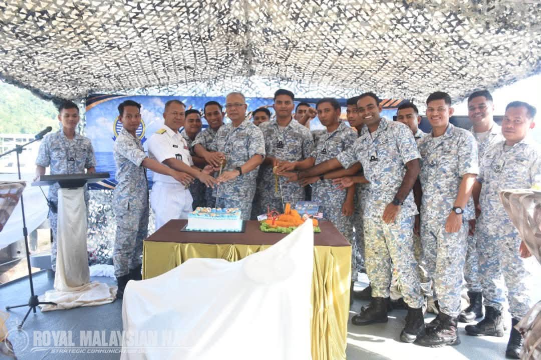 NavySDK's tweet photo. 17 Ogos 2026, Kota Kinabalu - Warga KD PAUS meraikan Sambutan Hari Ulang Tahun Ke-50 KD PAUS yang disempurnakan oleh Laksamana Muda Haji Jamaludin bin Haji Sairi, Panglima Wilayah Laut 2.
#NavyUpdate
#HUTKDPAUS
https://t.co/0qPfdI2yQ0 https://t.co/yKmp8APohF