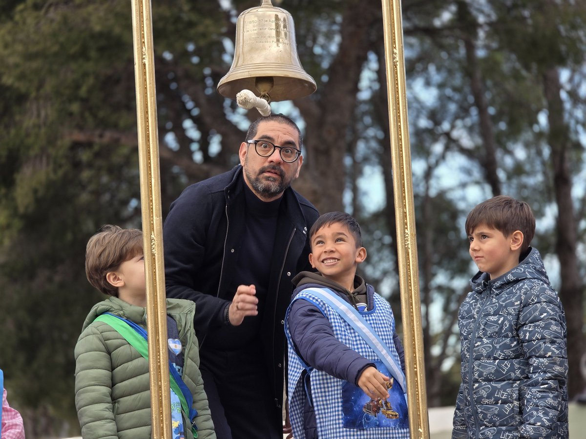 rodrigo_arist's tweet photo. 🇦🇷 Una tarde para recordar y una historia que sigue pasando de generación en generación.

En el marco del 17 de agosto, vivimos una jornada muy especial con el traspaso de la Campana Sanmartiniana entre el Jardín N°918 y el Jardín N°919.

Ver a los chicos participar, emocionarse y hacer sonar la campana es una de esas imágenes que nos recuerdan la importancia de acercar nuestra historia a las nuevas generaciones.

San Martín no es solamente una figura de los libros: es parte de nuestra identidad, de nuestros valores y de la idea de una Patria que se construye todos los días.

Que sean nuestros chicos quienes reciban esta campana, la hagan sonar y la vuelvan a transmitir es, quizás, la mejor manera de mantener viva nuestra historia. 🇦🇷❤️