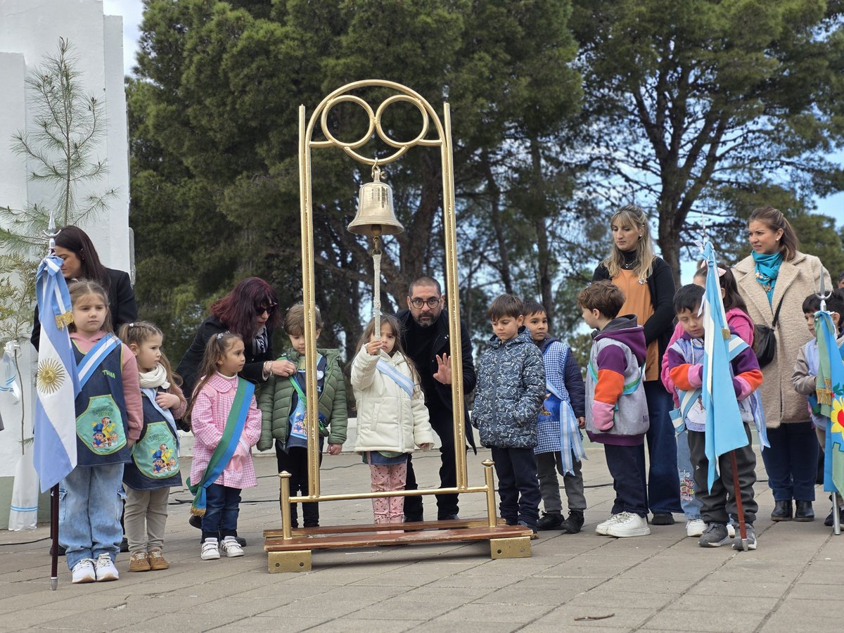 rodrigo_arist's tweet photo. 🇦🇷 Una tarde para recordar y una historia que sigue pasando de generación en generación.

En el marco del 17 de agosto, vivimos una jornada muy especial con el traspaso de la Campana Sanmartiniana entre el Jardín N°918 y el Jardín N°919.

Ver a los chicos participar, emocionarse y hacer sonar la campana es una de esas imágenes que nos recuerdan la importancia de acercar nuestra historia a las nuevas generaciones.

San Martín no es solamente una figura de los libros: es parte de nuestra identidad, de nuestros valores y de la idea de una Patria que se construye todos los días.

Que sean nuestros chicos quienes reciban esta campana, la hagan sonar y la vuelvan a transmitir es, quizás, la mejor manera de mantener viva nuestra historia. 🇦🇷❤️