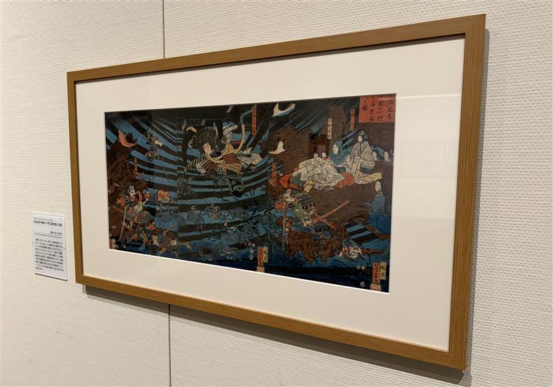 Mizuno_Museum's tweet photo. #芳年展 オススメ作品👀
《文治元年平家の一門亡海中落入る図》
15歳で手掛けたデビュー作とされる作品です。壇ノ浦での平家滅亡をテーマに制作された本作の舞台は海の中🌊黒い線による水流表現の他、よく見ると無数のカニや海藻が描かれています！第一章の先頭に展示中ですので、是非ご注目ください。 https://t.co/qcJcTuaQSp