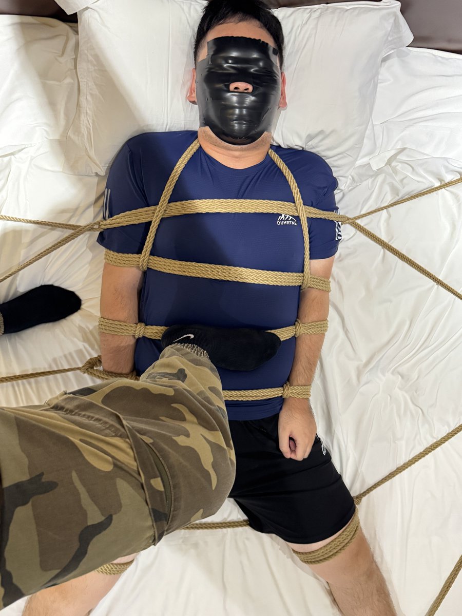 elctro255's tweet photo. 蓝白的禁闭室（2/2）

换上白袜的蓝色运动小将
已然失去所有理智和力量
三人轮番的攻势
三次强制的喷射
胸前漆黑的踏印
将欲望推向深渊

此刻只剩无脑的精畜玩具
“再坚持一下，你还能给我更多”

🪢：@yuan_fen21
👕：@elctro255 https://t.co/o7TyeSAjPT