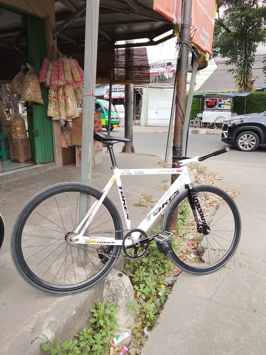 AlghiF25898's tweet photo. #fnfjb 
Bt full bike ke fs di atas nya 
Spek:frame token pista rv size 52 fork ardently full carbon 
Seat post united sadel unbrand 
Bar set:stem fsa 130mm 
Flat bar slr 
Ws udah ganti(bukan yang di foto):rims minus jari jari pipih hub ardently 20-24
Cs: ardently ht2 
Lok:bandung https://t.co/JCZTYgYzPF