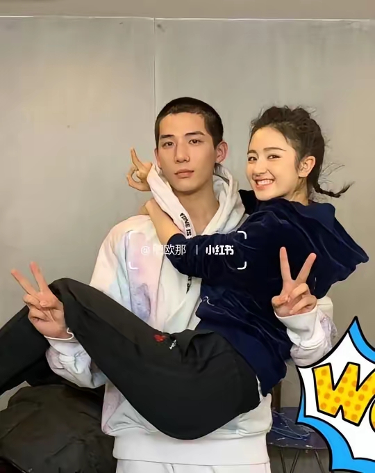 blezhl's tweet photo. 周末瘫在沙发追剧，他削好的草莓都被我先吃光啦 https://t.co/9l7vNJGV8m