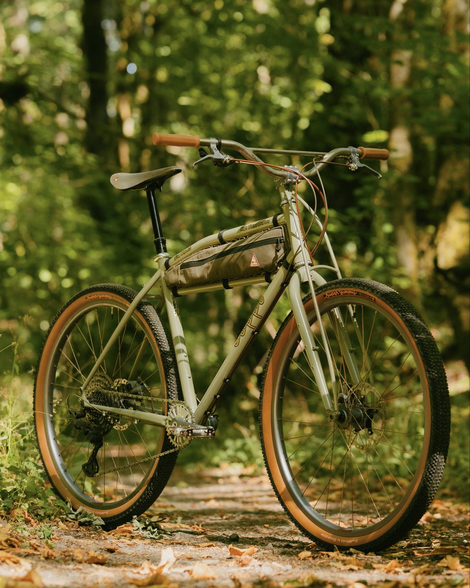 sim_works's tweet photo. 「この自転車なら何ができるのか」と考えるより、「今日はどっちへ行こうかな」そんなふうに考えて欲しくて作ったのが、このHigh Plains Drifterです。

https://t.co/HiUy89UI1Z https://t.co/0VDDE7CRcD