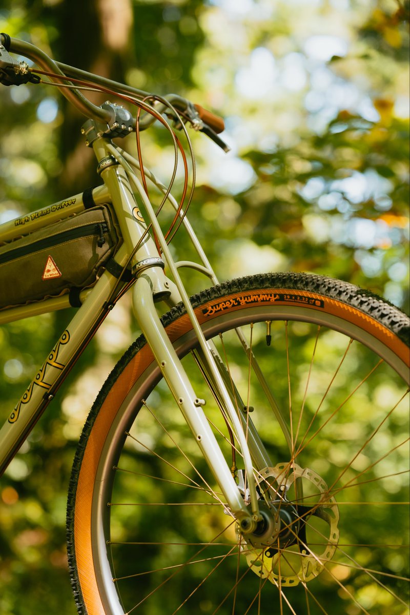 sim_works's tweet photo. 「この自転車なら何ができるのか」と考えるより、「今日はどっちへ行こうかな」そんなふうに考えて欲しくて作ったのが、このHigh Plains Drifterです。

https://t.co/HiUy89UI1Z https://t.co/0VDDE7CRcD