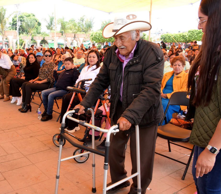 DIFEM_'s tweet photo. Cada ayuda representa una oportunidad para vivir con mayor autonomía y bienestar. En #Temamatla entregamos Ayudas Técnicas a Personas Adultas Mayores, acercando apoyos que hacen la diferencia en su vida diaria. 👵🏼 👴🏻 #ElPoderDeServir https://t.co/Djpj2MBGKq