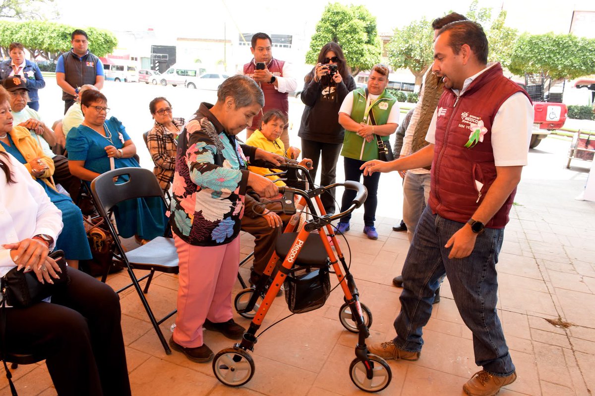 DIFEM_'s tweet photo. Cada ayuda representa una oportunidad para vivir con mayor autonomía y bienestar. En #Temamatla entregamos Ayudas Técnicas a Personas Adultas Mayores, acercando apoyos que hacen la diferencia en su vida diaria. 👵🏼 👴🏻 #ElPoderDeServir https://t.co/Djpj2MBGKq