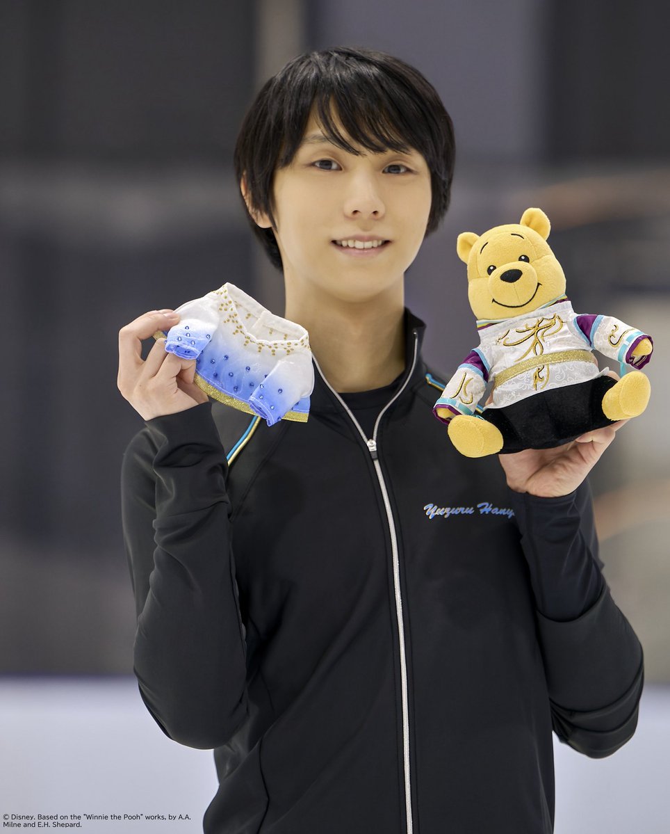 starfishh127's tweet photo. Face of a man who can sell anything. Because tell me, why does this Pooh look instantly cute when he holds it? Everything turns to gold with Yuzu. 😅 https://t.co/i48jSEqrfg