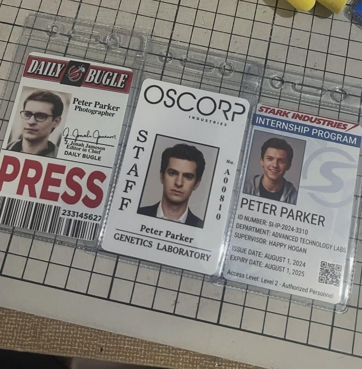 kursipojokatas's tweet photo. Tiga Peter Parker, tiga jalur karier 😭 Andrew masuk Oscorp,
Tom magang di Stark… 
Tobey tetap setia sama hidup susah di Daily Bugle 💀
#SpiderManBrandNewDay https://t.co/tvbxTVU4wA
