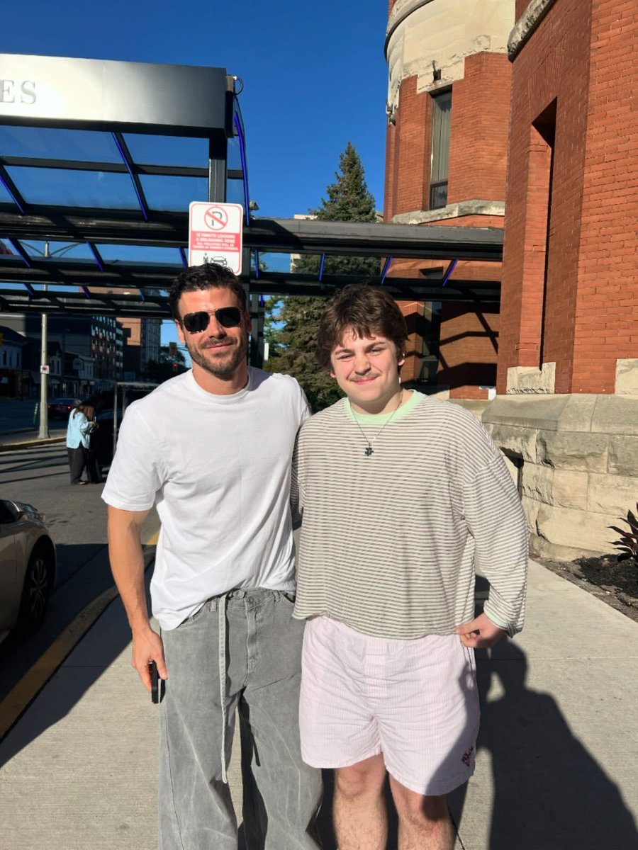 FrancoisANews's tweet photo. François Arnaud with a fan recently 

📸 gavin_krichy via instagram https://t.co/DVKL94PJ4P