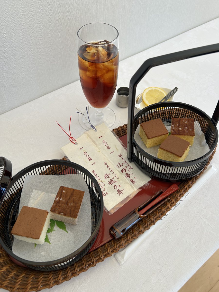 chunichishogi's tweet photo. 伊藤園お～いお茶杯第67期王位戦七番勝負の第4局1日目午前のおやつです

藤井聡太王位は桃かすてら・こもも（白水堂）とアイスティー

伊藤匠二冠が紅白かすていら壽（ことほぎ）、（匠寛堂茶房 玉響）とアイスティー https://t.co/6FlCSbmoEC