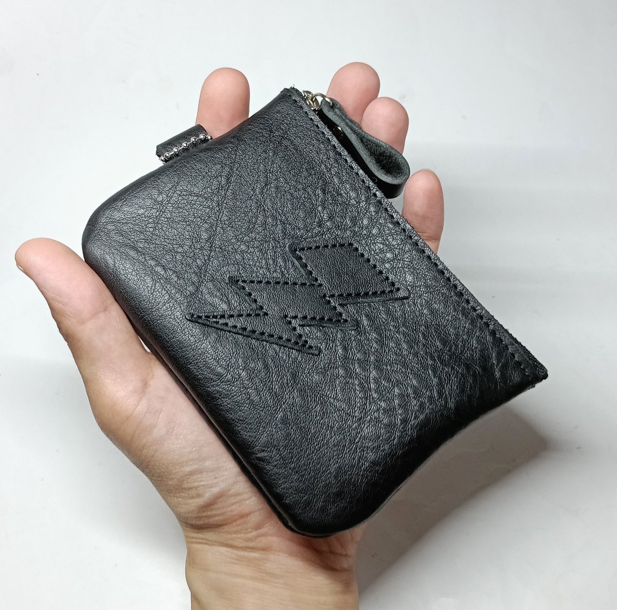 stetch2005's tweet photo. シンプル構造で使い勝手の良いレザーポーチ。人気の一品です！

今ならばセール価格でゲット可！

https://t.co/zx9797fDES

#レザーポーチ https://t.co/CXVkqNLsMi