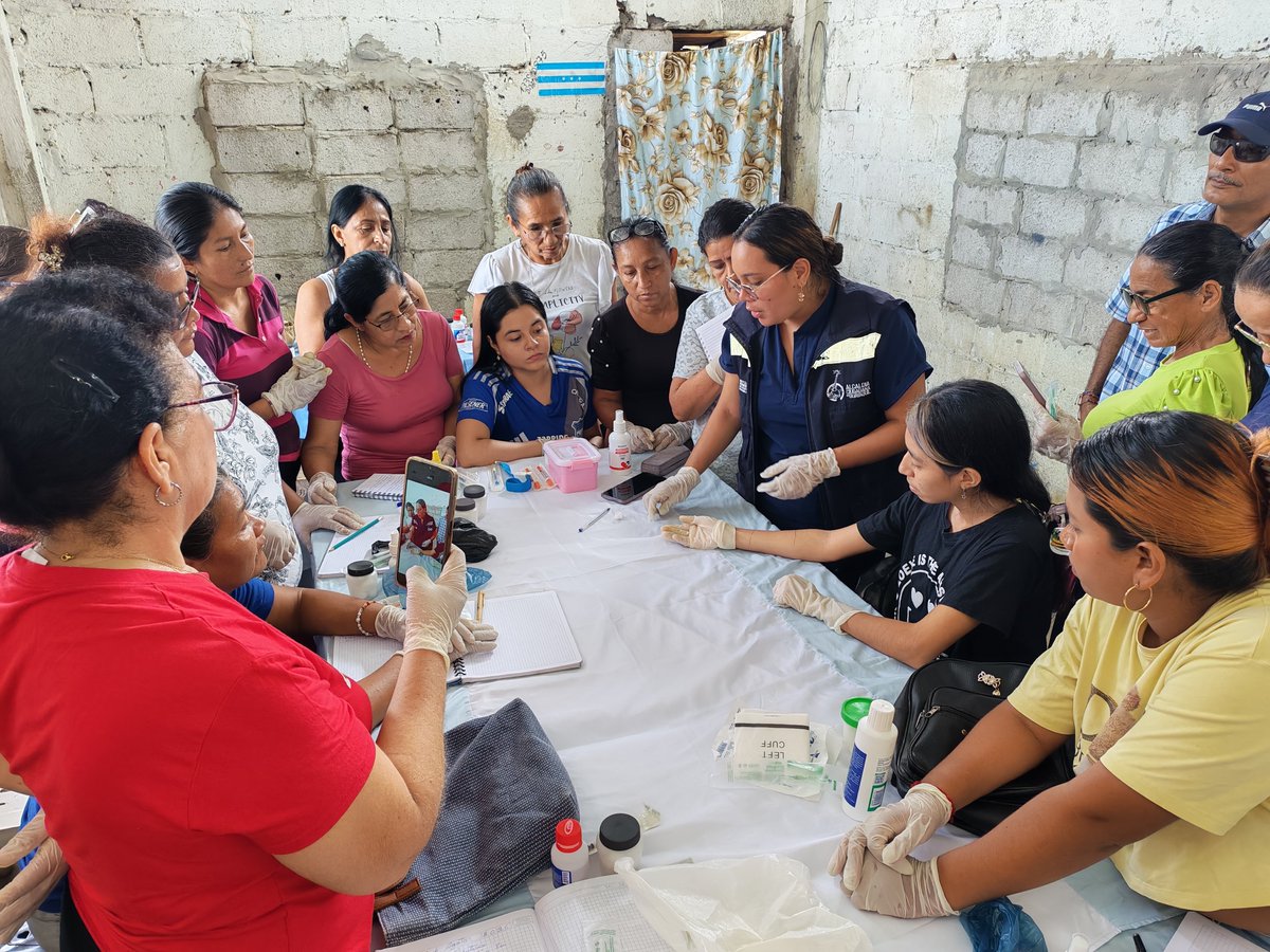 AquilESPueblo1's tweet photo. Gran jornada en Los Ángeles, donde varias mujeres participaron con entusiasmo en nuestro taller de enfermería.
​No hay mayor satisfacción que caminar junto a los vecinos y sentir su respaldo. Seguimos recorriendo los sectores que más lo necesitan, llevando progreso y bienestar. https://t.co/4Xe89DFZO7