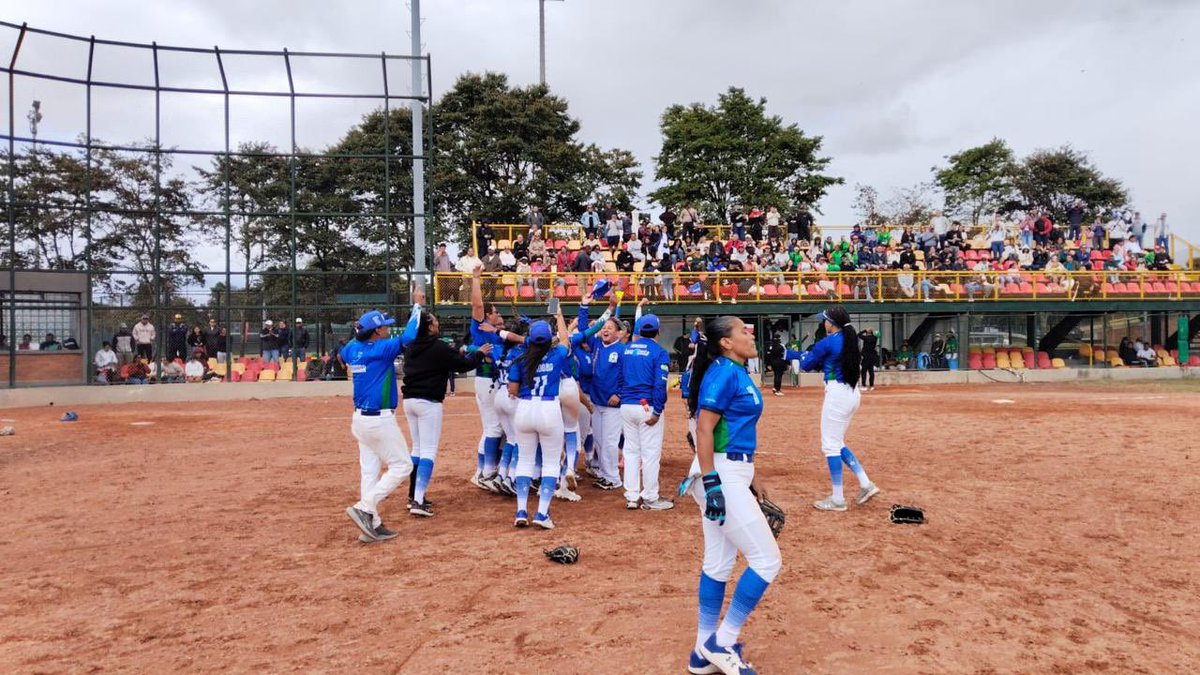 ErasmoZB's tweet photo. Después de 22 años, Córdoba campeón nacional de sóftbol femenino. Felicitaciones a las chicas superpoderosas. 💙🤍💚
Este es el resultado de un proceso que comenzó hace tres años, y que hoy nos entrega a las campeonas de Colombia. 🇨🇴🏆@IndeportesCordo https://t.co/JdJdP1dacz