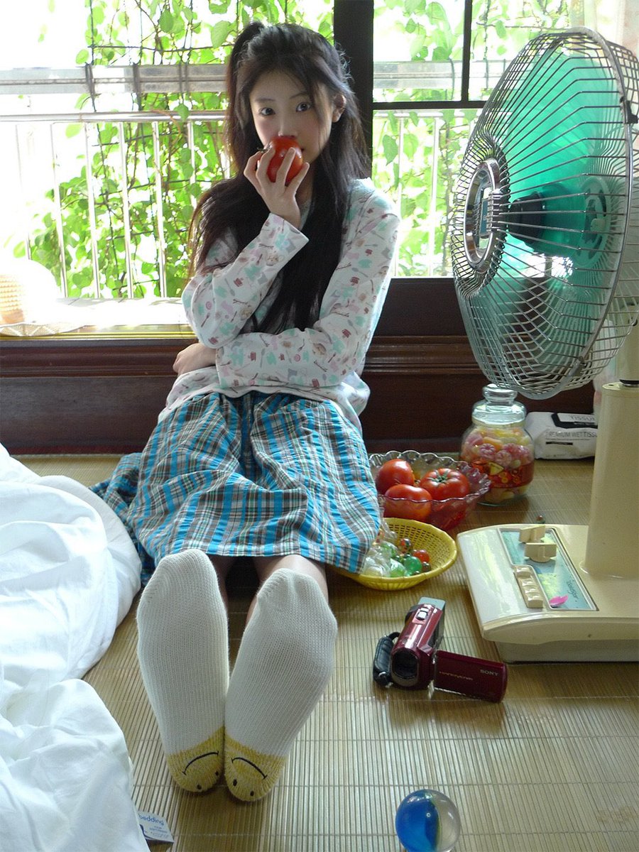 onhwee's tweet photo. i cradle this plump scarlet tomato in my palm, savoring its glossy sheen and fresh garden aroma. resting my chin thoughtfully against my fingers, i tilt my head and lock eyes with the lens in a soft playful gaze. https://t.co/IZm5s1l7AC