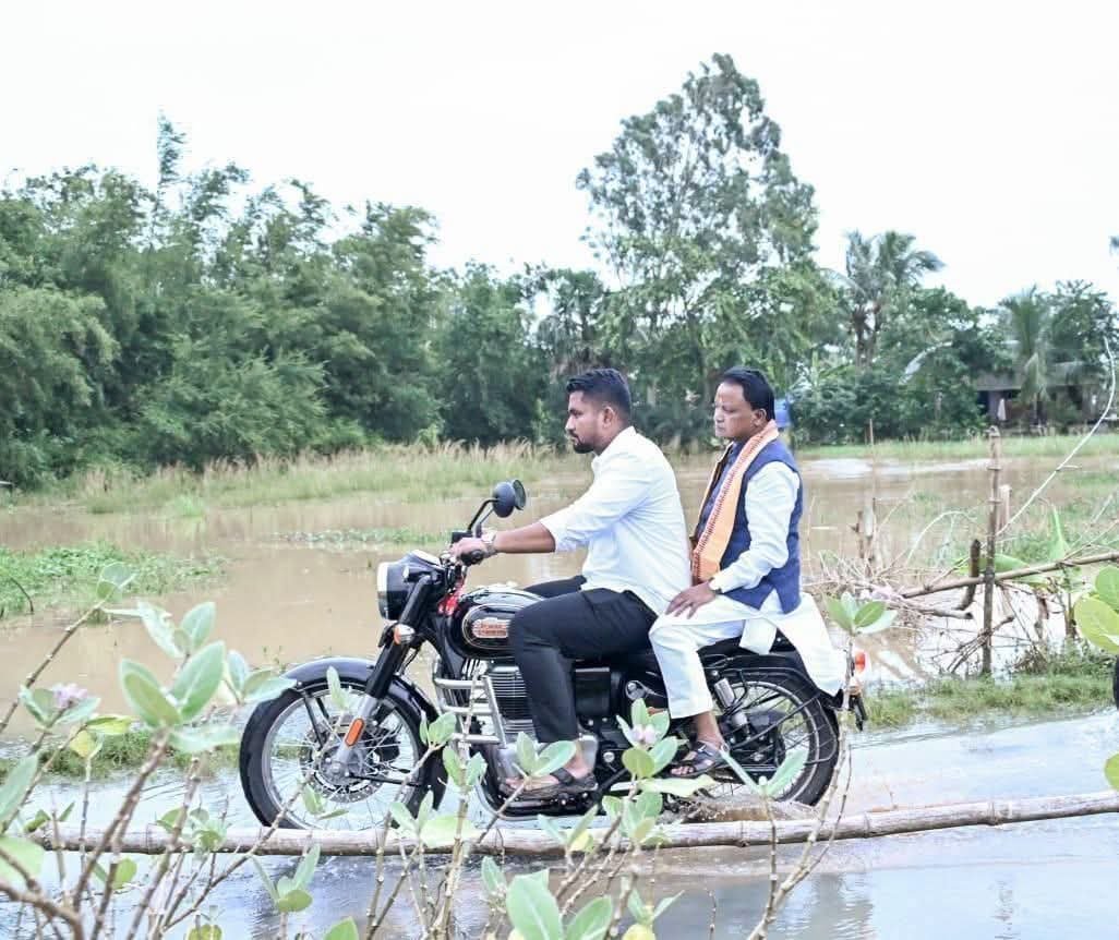public4Odisha's tweet photo. @STAOdisha

ମନ୍ତ୍ରୀ ବୋଲି କଣ ବିନା ହେଲମେଟ ରେ ଗାଡି ଚଳାଇବା ଠିକ୍ କି ? କାହିଁକି ଏମାନଙ୍କର ଫାଇନ ହେବ ନାହିଁ । ତାହେଲେ ସବୁ ନିୟମ କାନୁନ୍ ଗରିବ ଜନତା ଙ୍କ ପାଇଁ କି ? 
OD 22 AF 2518 ଗାଡ଼ି ରୁ ଫାଇନ କାଟି ନିଜର ପାରିବା ପଣିଆ ଦେଖାଉ @STAOdisha https://t.co/Zd7pWGtjQb
