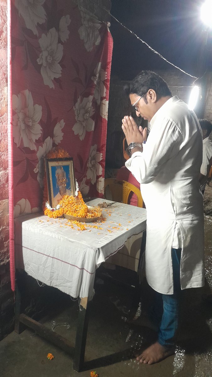 PAPPURAJ2424's tweet photo. अरवल जिला के सदर प्रखंड अंतर्गत ग्राम - अमरा चौकी निवासी श्री सिकेन्द्र पासवान जी के पिता जी स्वर्गीय हरिनारायण पासवान जी के श्रद्धाकर्म में उपस्थित होकर उनके तैल चित्र पर फूल पुष्प अर्पित कर श्रद्धांजलि देते युवा  प्रदेश महासचिव सह औरंगाबाद जिला प्रभारी पप्पु राज l https://t.co/WvCAmKup7J