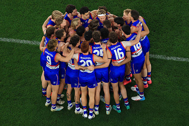 TheSaltyBulldog's tweet photo. ❓QUESTION TIME | A first in Salty Bulldog history: we’re reviewing a draw!

Leave your questions below for @MattDonald22 &amp; @NickGalea1617 to answer this week!

📲 Follow @TheSaltyBulldog on Twitter 

#AFLDogsBlues https://t.co/YzQKbWfkZy