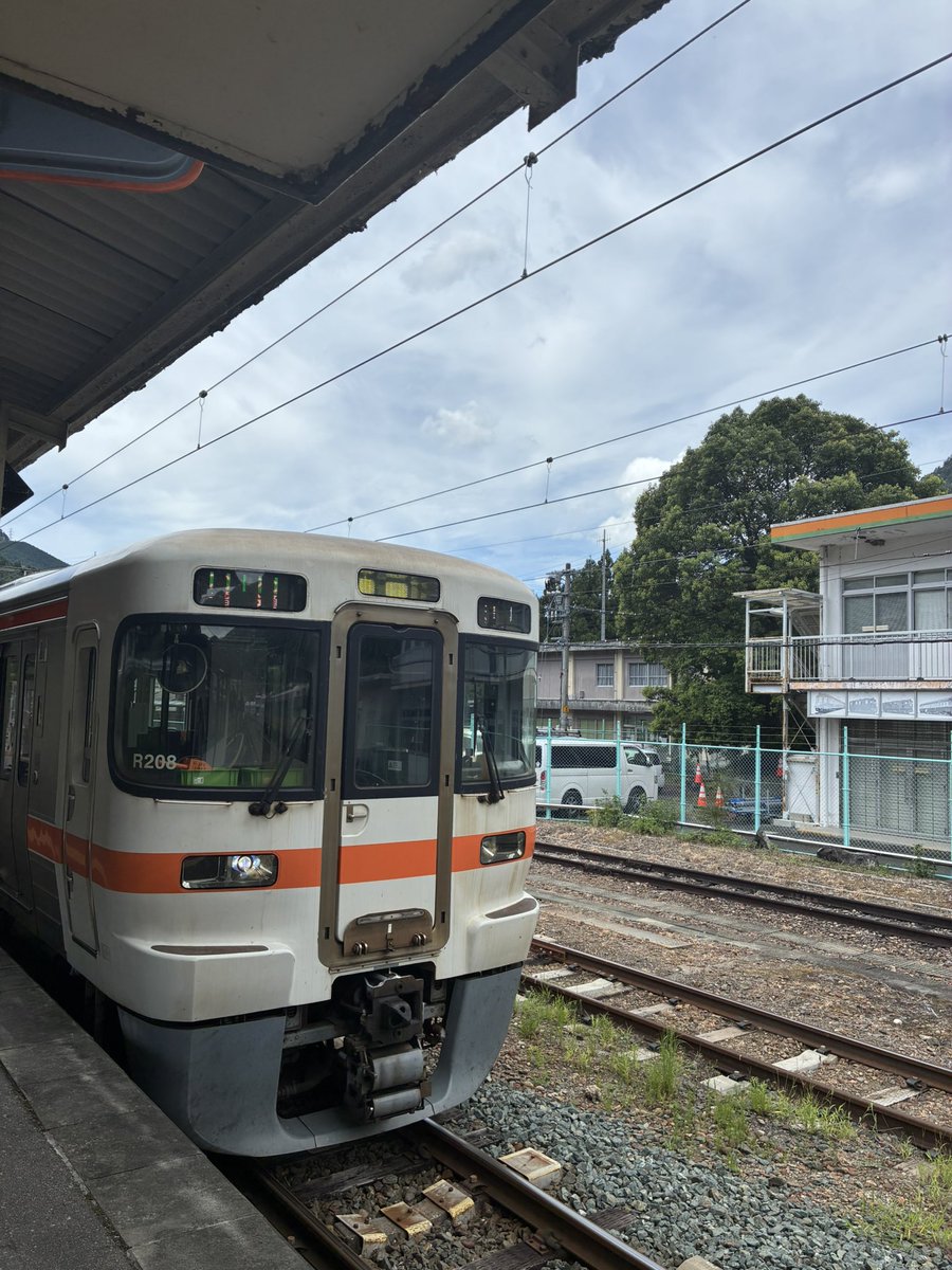 tea05817139's tweet photo. 飯田線の天竜峡行き（1511G）
213系撮りに行ったときより格段にお客さん多いぞ。みなさん18きっぱーかな？ https://t.co/ChalyJhE8o