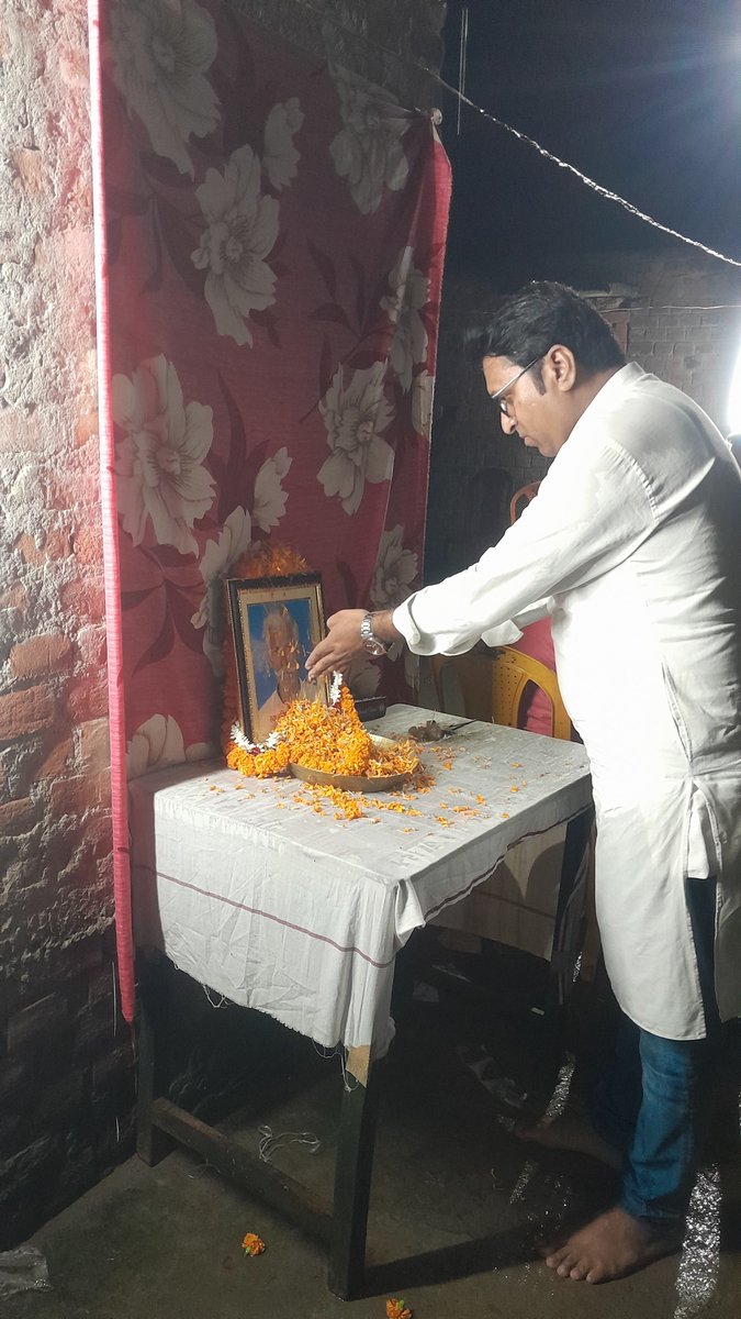 PAPPURAJ2424's tweet photo. अरवल जिला के सदर प्रखंड अंतर्गत ग्राम - अमरा चौकी निवासी श्री सिकेन्द्र पासवान जी के पिता जी स्वर्गीय हरिनारायण पासवान जी के श्रद्धाकर्म में उपस्थित होकर उनके तैल चित्र पर फूल पुष्प अर्पित कर श्रद्धांजलि देते युवा  प्रदेश महासचिव सह औरंगाबाद जिला प्रभारी पप्पु राज l https://t.co/WvCAmKup7J