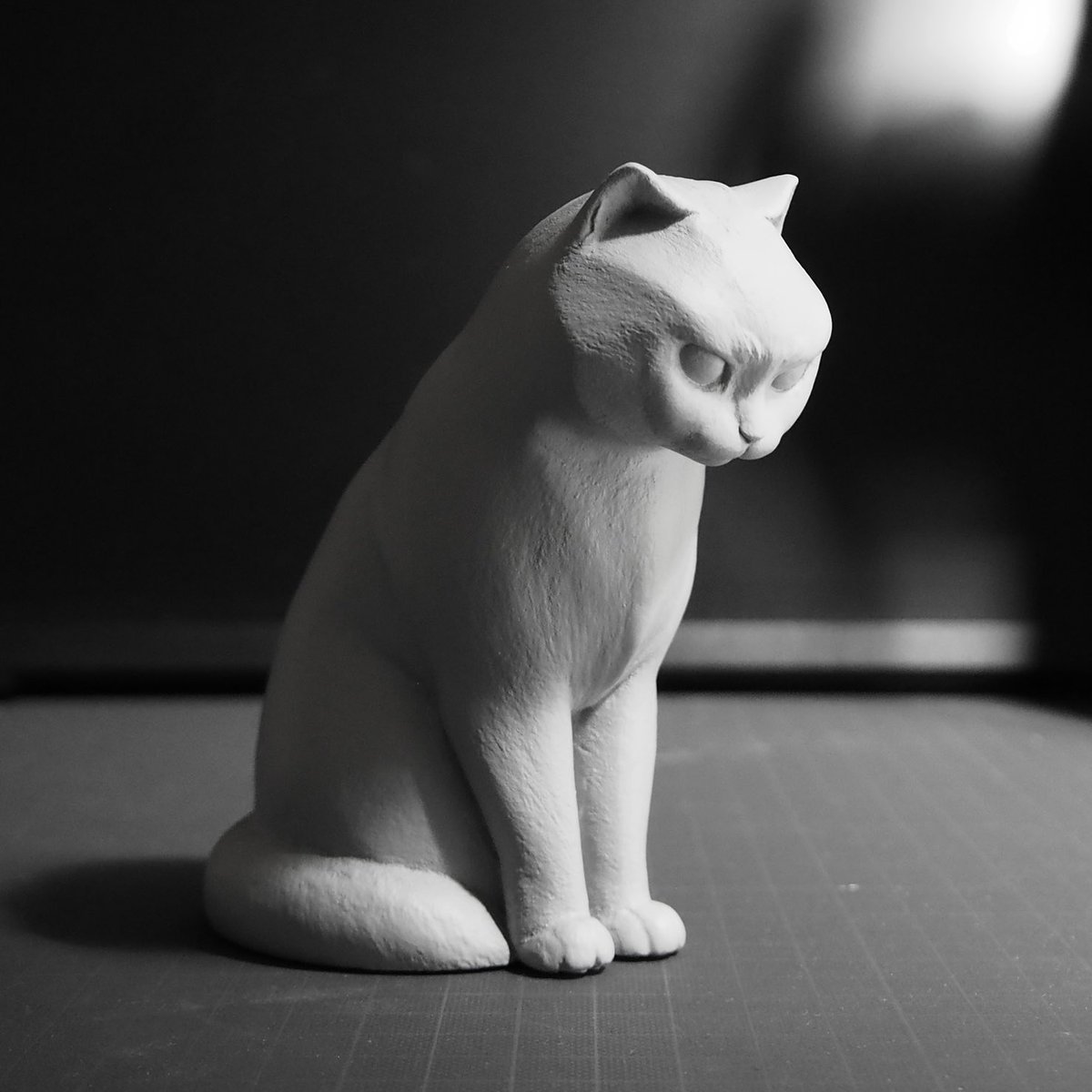 myarkhanell's tweet photo. ●『魔よけ猫』について
招き猫とは対象的な「招かない猫」をコンセプトに、狛犬やお狐様の佇まいを参考にしながら、石粉粘土を使って造形した作品です。
--------------------------
2019年 原型完成
2021年 ガレージキットとして販売開始
2025年 ソフビ展開開始
--------------------------

🛒 https://t.co/Sc0Mcie2Ts
現在はガレージキットのみご購入いただけます。ソフビはイベント出展時と受注生産時（不定期）にご購入いただけます。

🎪9月の出展予定イベント
9月12日 ソフビ天下一武道会3 / 代々木（@prdtrt_sofvi ）
9月22日 ソフコン10 / 大阪（@sofuvicon ）

#一次創作祭り夏の陣2026
#sculpt #sofubi #rejin #catart