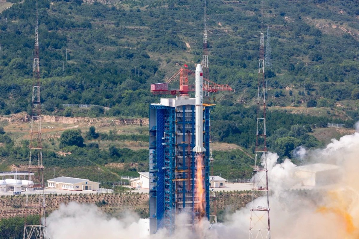 OrbitaHoy's tweet photo. China lanzo este lunes un Long March 2C desde Taiyuan, a bordo el satélite SEO de los Emiratos Árabes Unidos. https://t.co/4CAPzsBTiX