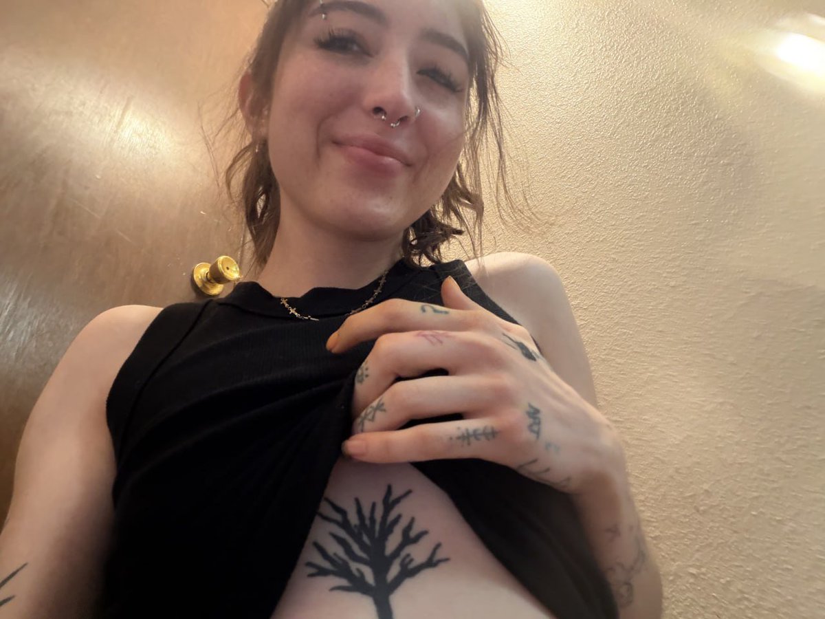 ValkyraEvermore's tweet photo. the hottest thing a man can do is be a weird little nerd https://t.co/8J72EzFjxa