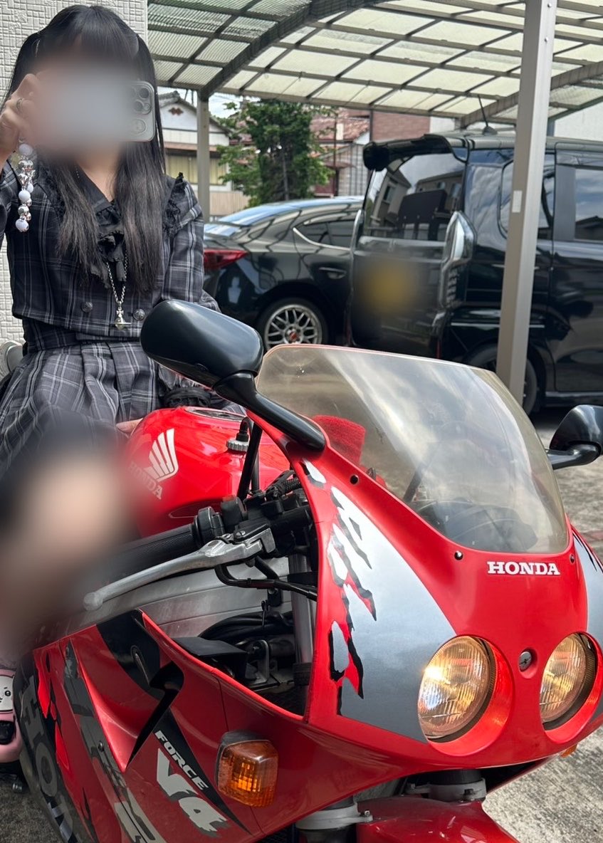 yy__12580's tweet photo. そろそろ涼しくなってきたからこの放置車両を動かさないといけない https://t.co/rXm4DhdRRM