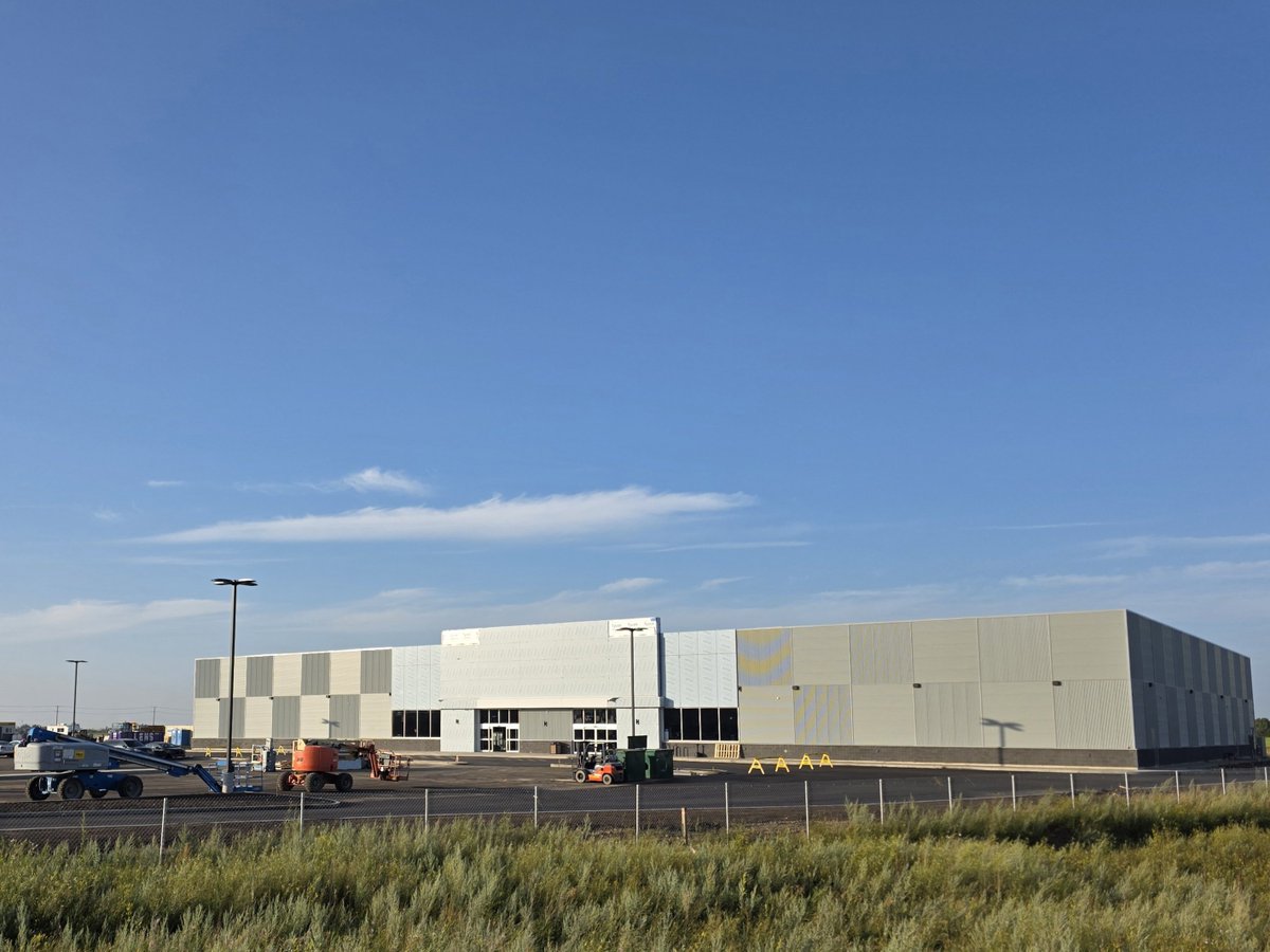 bizmanYXE's tweet photo. ANOTHER FOOD STORE OPENING (EAST SIDE)
#Rosewood, #Saskatoon #Safeway
#PrincessAuto is well underway, and the next addition to the area is a beautiful new Safeway store. https://t.co/iS3P9aKSlc