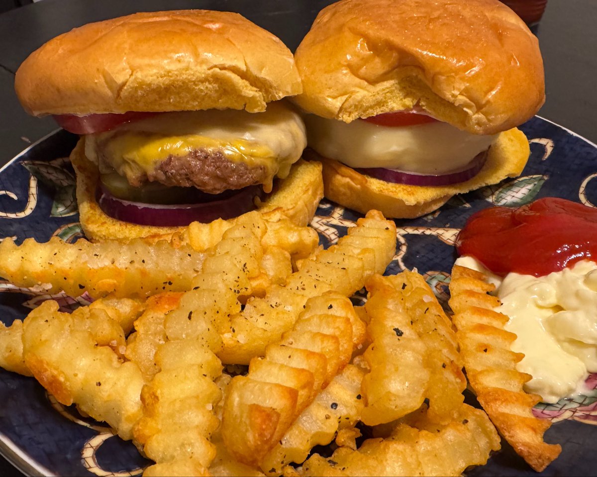 JMKaay's tweet photo. made cheeseburgers at home and it was still $25 https://t.co/hWjse6oXSN