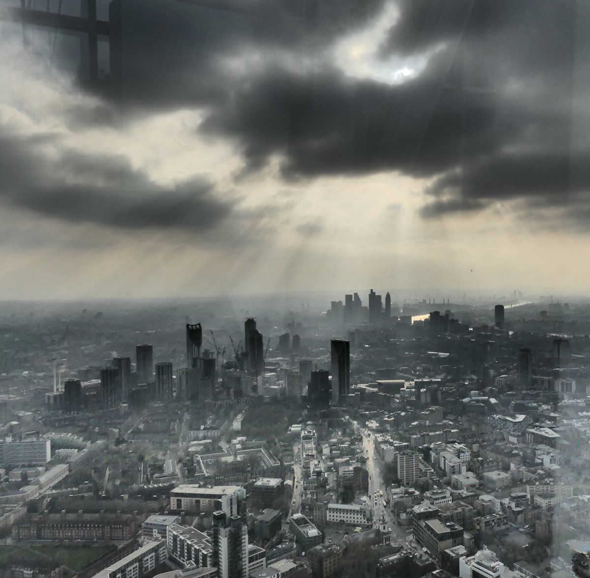 larkinmart's tweet photo. #dailypicturetheme #fromabove London from the Shard https://t.co/bcmKs0KiAU