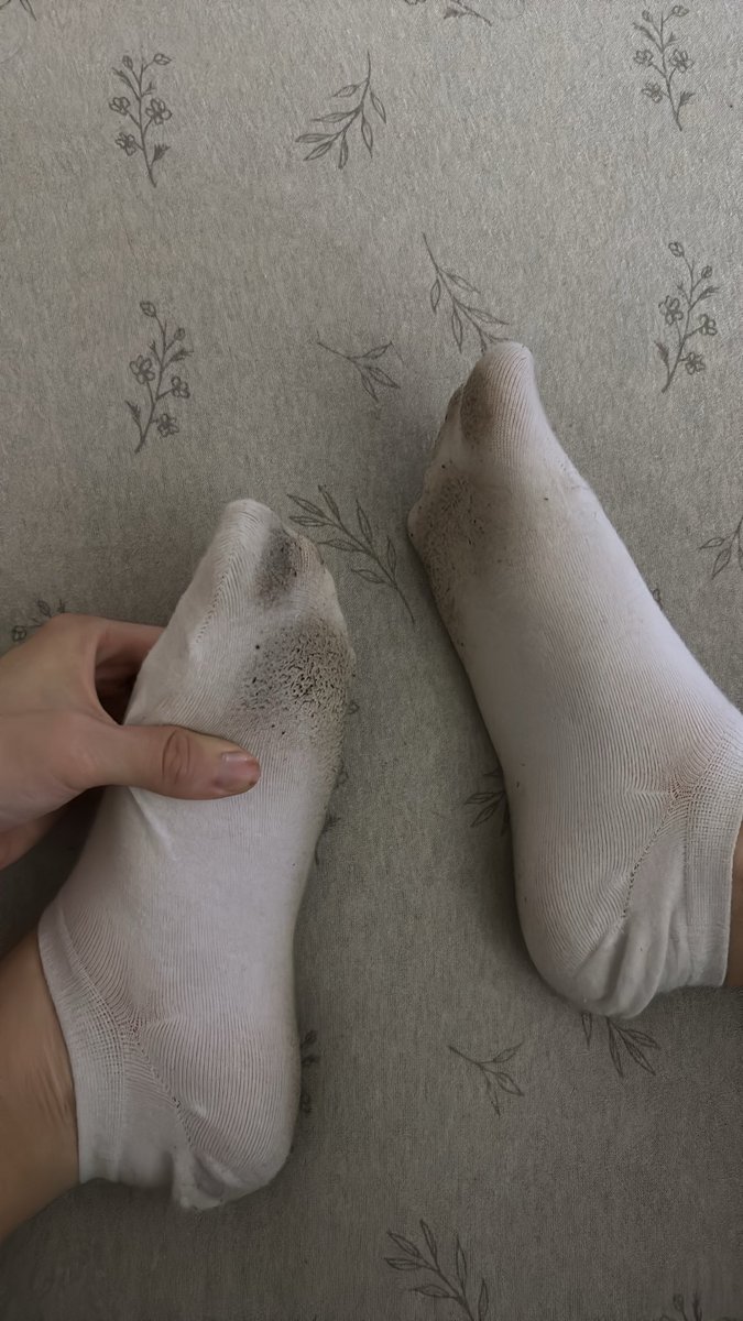 GoddessVicdd's tweet photo. z wielką przyjemnością sprzedam te skarpetki jakiemuś kundlowi . Nie wstydź się i napisz dm , wiem że tego chcesz 😘 #stopy #skarpetki #femdom https://t.co/K8zUsKPXsv
