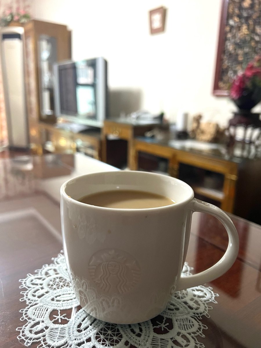 bernard591961's tweet photo. Perfect lazy Sunday: warm latte in one hand, a good book in the other, no alarms, just pure calm https://t.co/qOI2d6nH4n