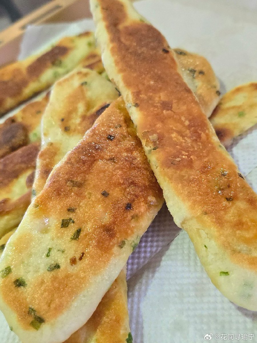 Happy62997828's tweet photo. Craving late-night street vibes This crispy scallion pancake fresh off the griddle is pure handheld joy—warm, flaky, and packed with savory flavor  Perfect on-the-go snack! https://t.co/oc4G2i9sb1