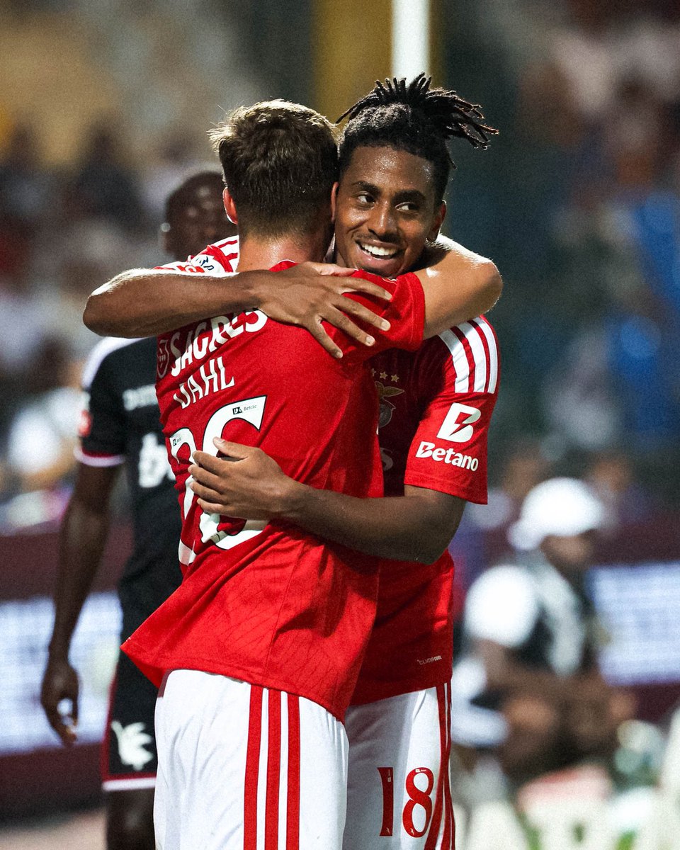 120zone's tweet photo. 😳🇵🇹 Sí, esto ha pasado en la JORNADA 2 de la Liga Portugal.

El Benfica visitó al Casa Pia… y ganó 0-7. 💀

Se fue 0-2 al descanso y después marcó CINCO goles entre el 47’ y el 61’, con hat-trick de Pavlidis incluido. ⚽🔥

Una paliza absolutamente salvaje. https://t.co/hTs1RkAKO0