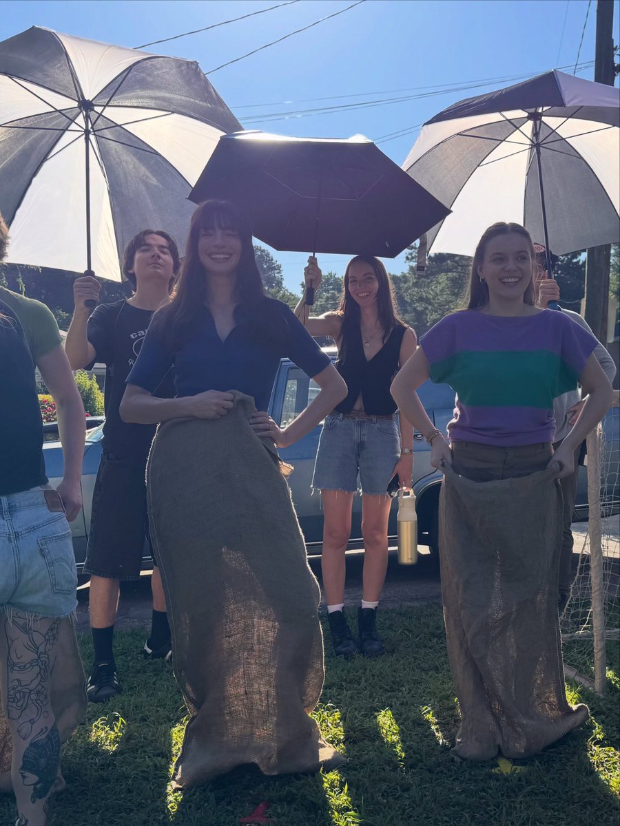 anniecrave's tweet photo. Anne Hathaway behind the scenes of ‘The End of Oak Street’ ❤️ https://t.co/nYfJlPyJ2e