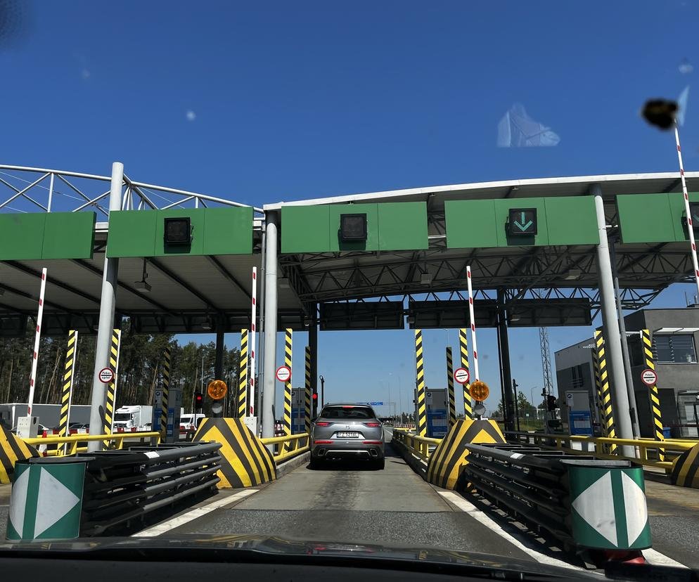 MeklerRafal's tweet photo. 💶🫰Autostrada A2 od września znowu droższa.
Kolejna podwyżka opłat na najdroższym odcinku autostrady w Europie.
❌Od 2018 roku autostrada podrożała już sumarycznie o 105%, dwanaście razy podnoszono opłaty.
🚛Pojazdy ciężarowe nie mogą uniknąć opłat (są zakładnikami prywatnej firmy będącej operatorem autostrady) bowiem na drogach alternatywnych ustawiono zakazy tonażowe.
📈Czyli państwo nagania klientów prywatnej firmie...