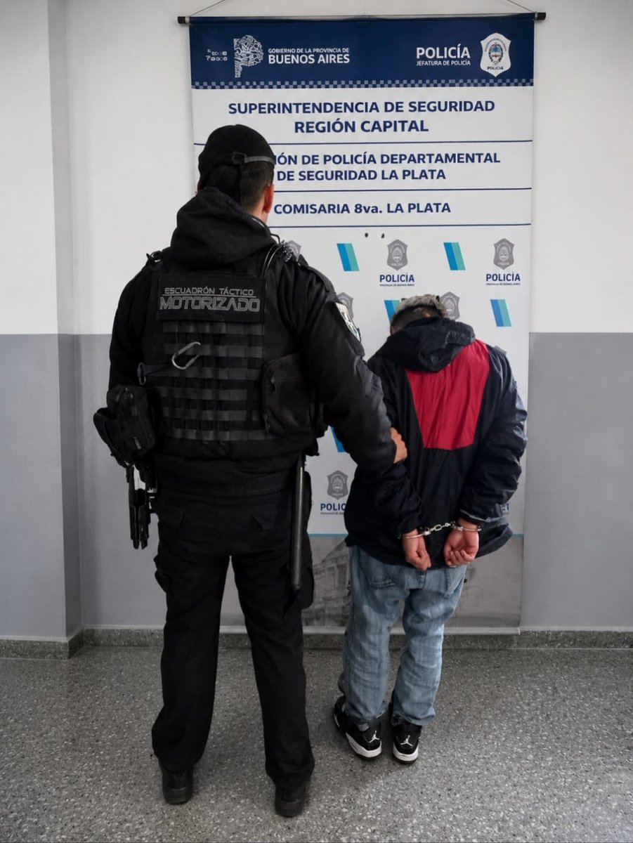 mauroszeta's tweet photo. 🚨 DETIENEN A ACUSADOS DE ROBAR MOTOS A PUNTA DE PISTOLA
- Operativo de la comisaría octava de La Plata con tres detenciones. https://t.co/DFH4zajdD8