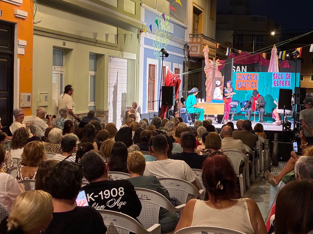 CarolinaDarias's tweet photo. 🎭 Una noche de verano, teatro en la calle y muchas risas en las fiestas de San Pío en La Isleta

🎉 Fefa y sus compañeros nos regalaron una noche de humor con ‘La clínica estética’ y demostraron, una vez más, que los barrios de #LPGC son encuentro, tradición y comunidad https://t.co/xaZOvadAKt