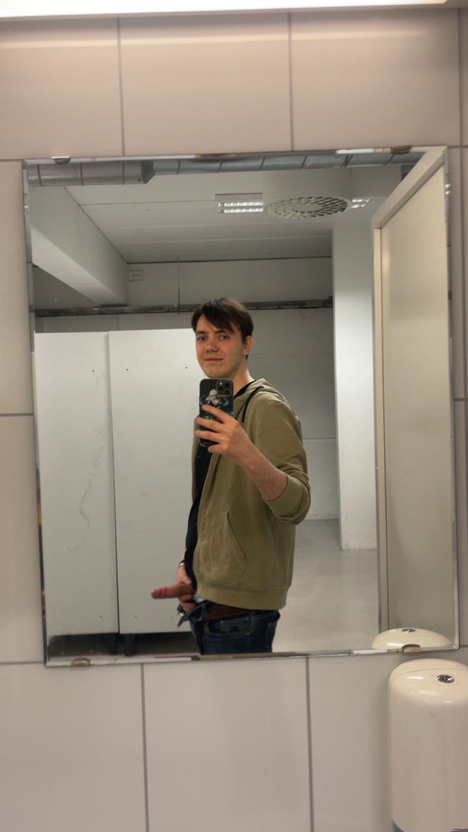 Trallara53's tweet photo. Sex in the locker room?

#bwc #bigdick #bigcock #boner #penis #stroking #edging #bleached #bleachbunny #lockerroom https://t.co/9afK2o9Ci5