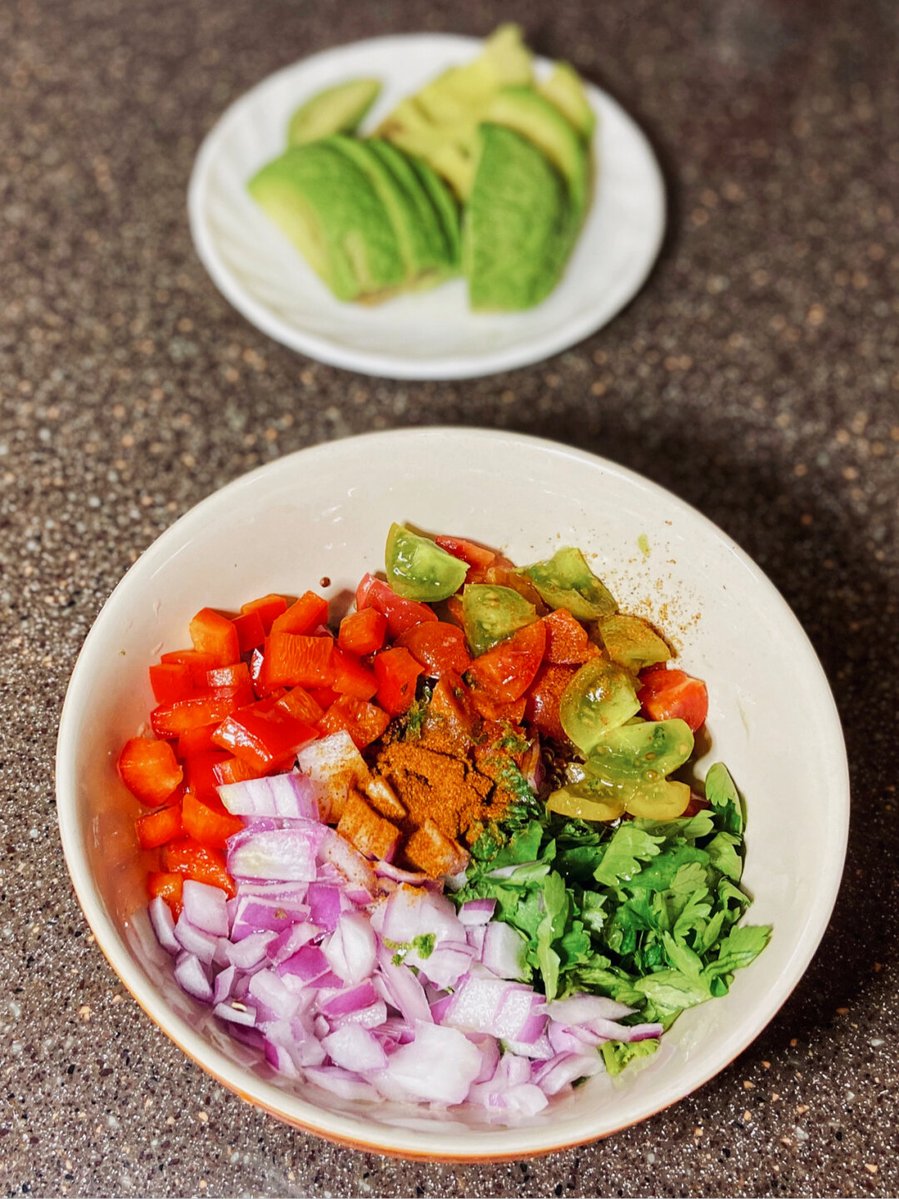 kasakasa1968's tweet photo. [300-calorie veggie quinoa bowl: roasted zucchini, cherry tomatoes, avocado slices, + a zesty lemon dressing. Nutritious, filling, and perfect for a light yet satisfying dinner!]， https://t.co/rNC9NQd8eo