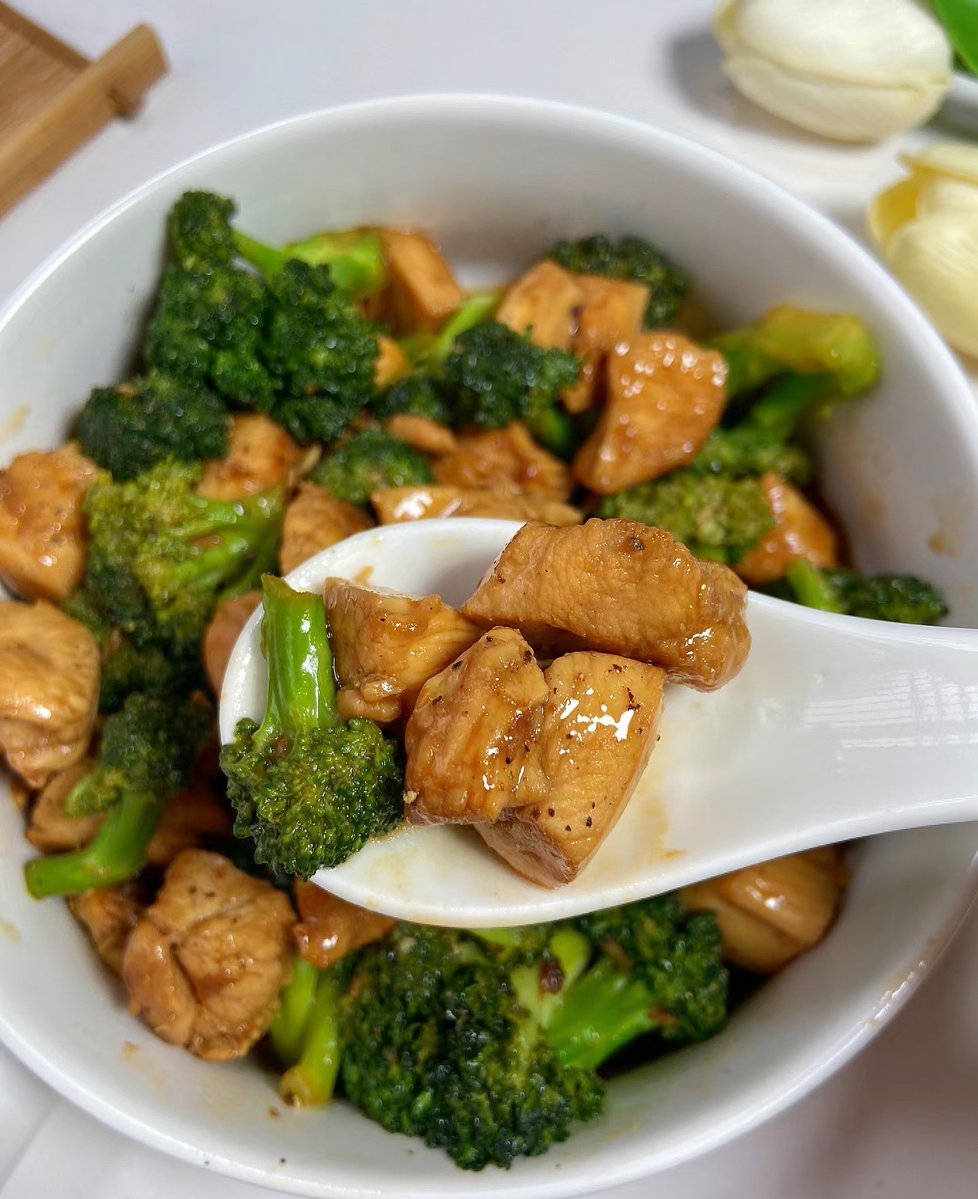 JMCPropertyDO's tweet photo. New low-carb lunch win! Grilled chicken + roasted broccoli + cherry tomatoes → high protein, low sugar, keeps me full 3+ hours. No boring diet food! https://t.co/nM6RkEQ10q